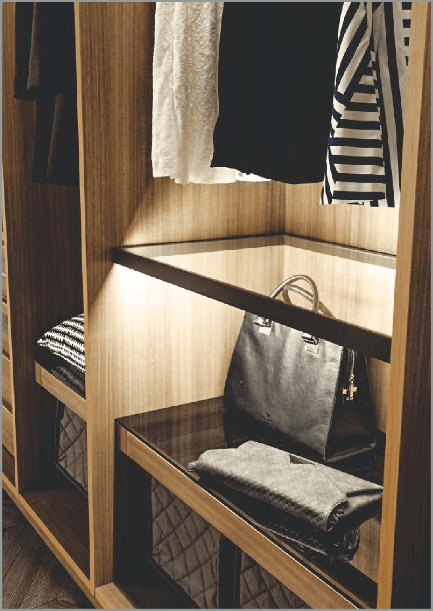 Luxury Bar & Glass Shelf Illumination